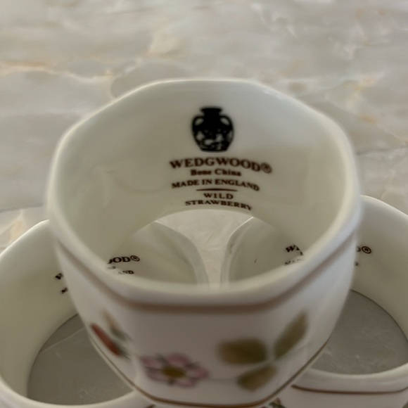 Wedgwood / wild strawberry /napkin rings/ set of 3 - Picture 4 of 4